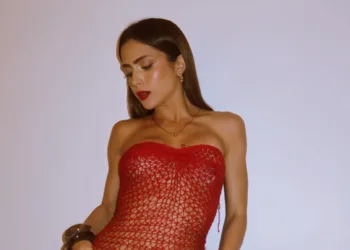 Jade-Picon-com-vestido-vermelho-Foto-julho-2025-capa 01