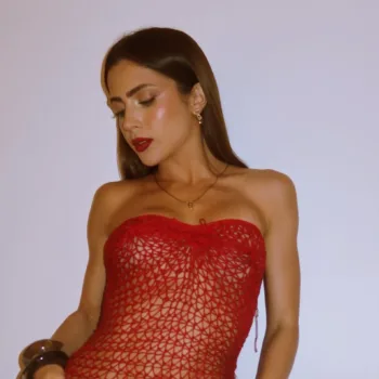 Jade-Picon-com-vestido-vermelho-Foto-julho-2025-capa 01