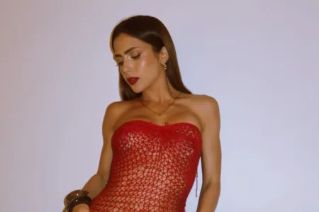 Jade-Picon-com-vestido-vermelho-Foto-julho-2025-capa 01