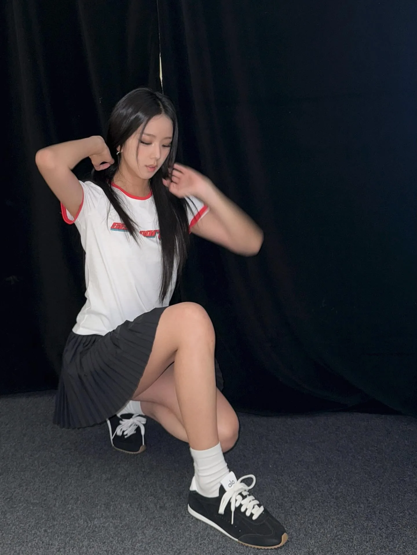 Jisoo, do Blackpink, com look esportivo com minissaia - Agosto 2025 - 003