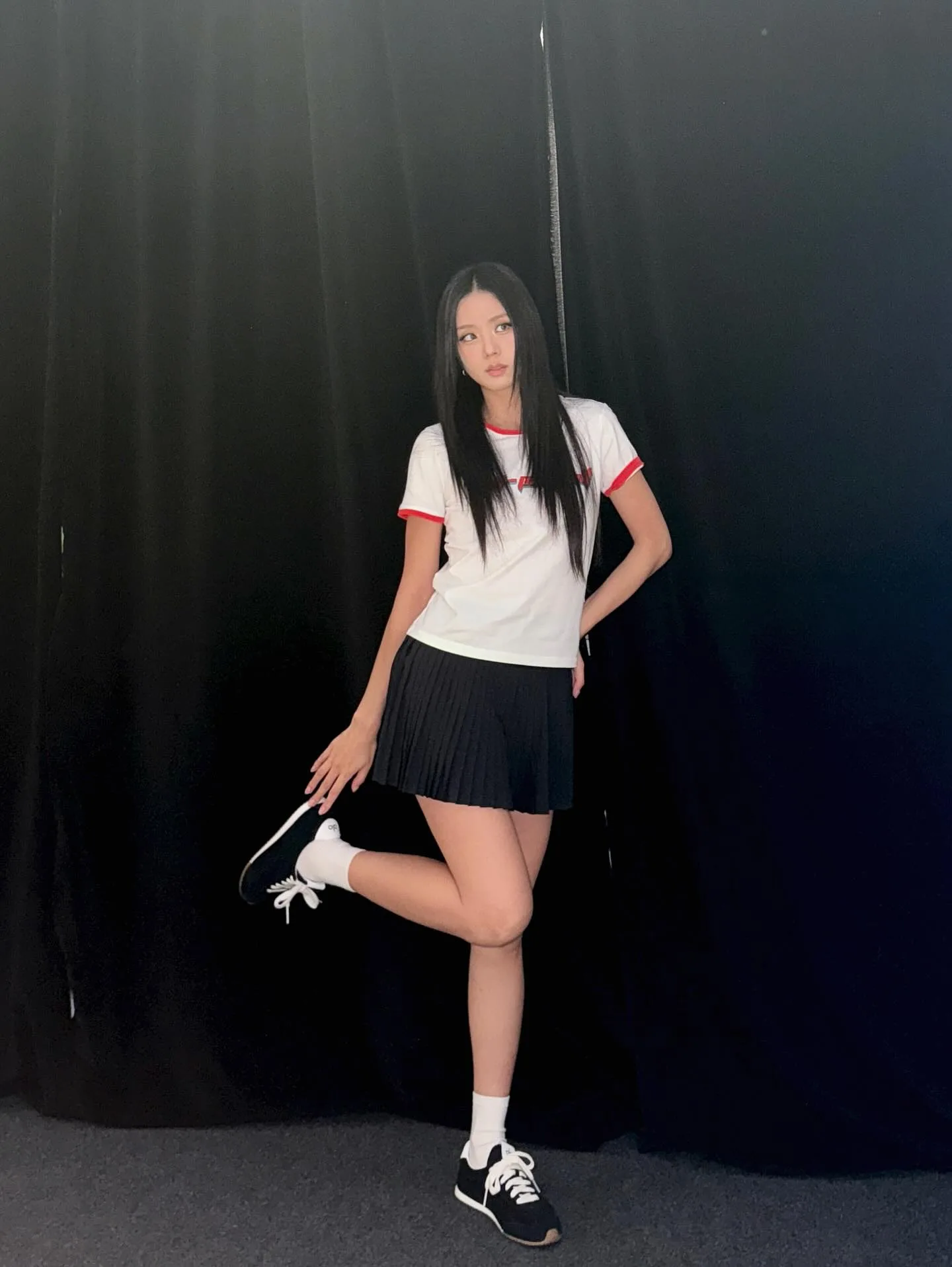Jisoo, do Blackpink, com look esportivo com minissaia - Agosto 2025 - 004
