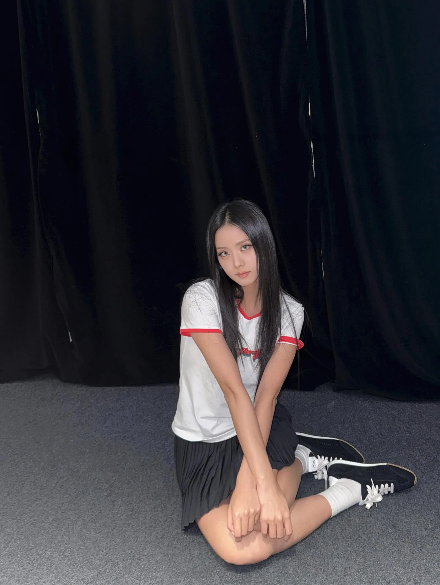 Jisoo, do Blackpink, com look esportivo com minissaia - Agosto 2025 - 005