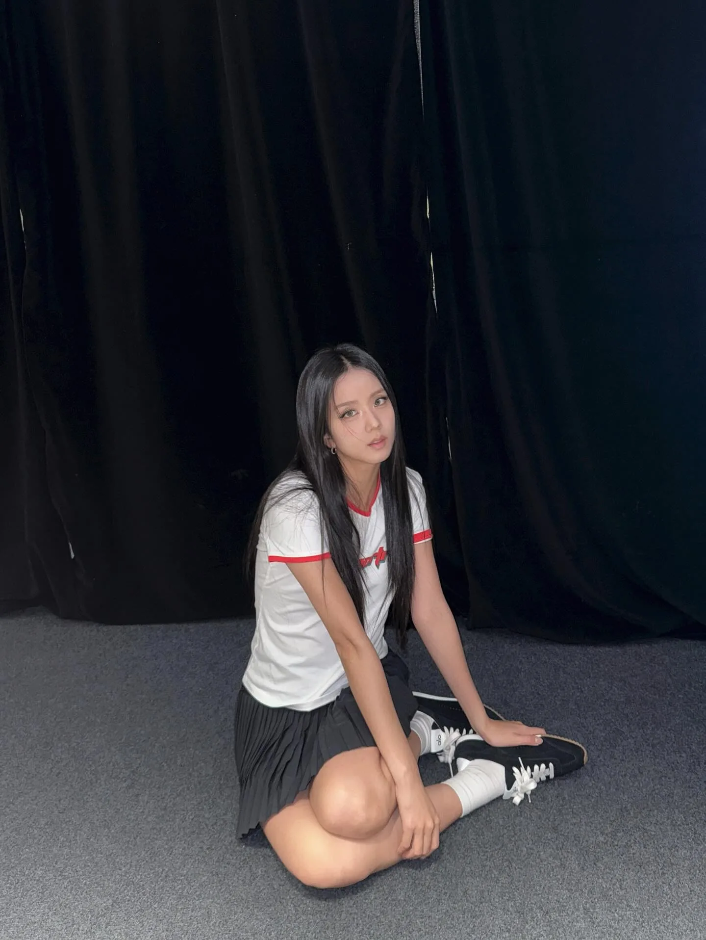 Jisoo, do Blackpink, com look esportivo com minissaia - Agosto 2025 - 006