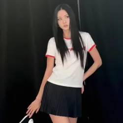 Jisoo aposta em visual esportivo com minissaia e tênis e conquista fãs de Blackpink Jisoo-do-Blackpink-com-look-esportivo-com-minissaia-Agosto-2025-capa 01