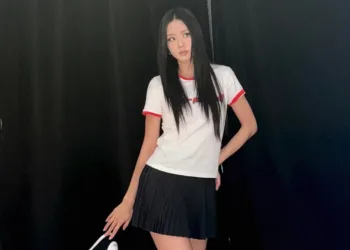 Jisoo aposta em visual esportivo com minissaia e tênis e conquista fãs de Blackpink Jisoo-do-Blackpink-com-look-esportivo-com-minissaia-Agosto-2025-capa 01