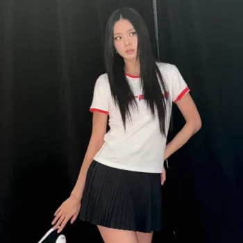Jisoo, do Blackpink, com look esportivo com minissaia - Agosto 2025 - capa