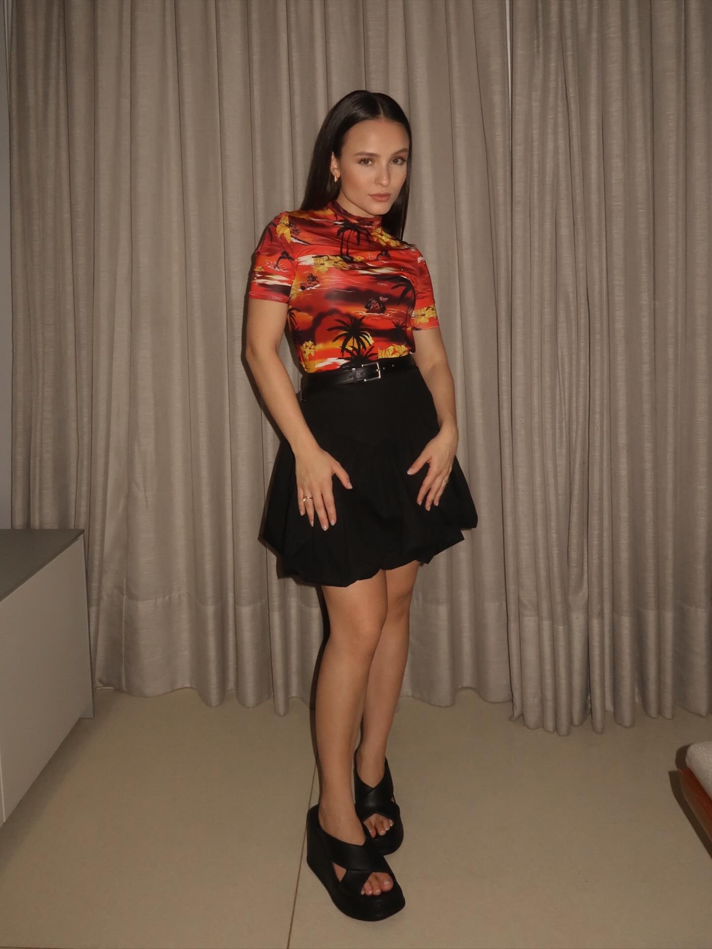 Larissa Manoela com belo look com saia - Agsoto 2025 - 003