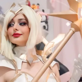 Veja o belo cosplay da Lux Elementalista, de League of Legends, da Melody Lux Elementalista Cosplay, da Melody - League of Legends capa