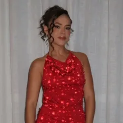 Maisa Silva surge poderosa com belo vestido vermelho deslumbrante Maisa-Silva-deslumbrante-com-vestido-vermelho-Agosto-2025-capa 01