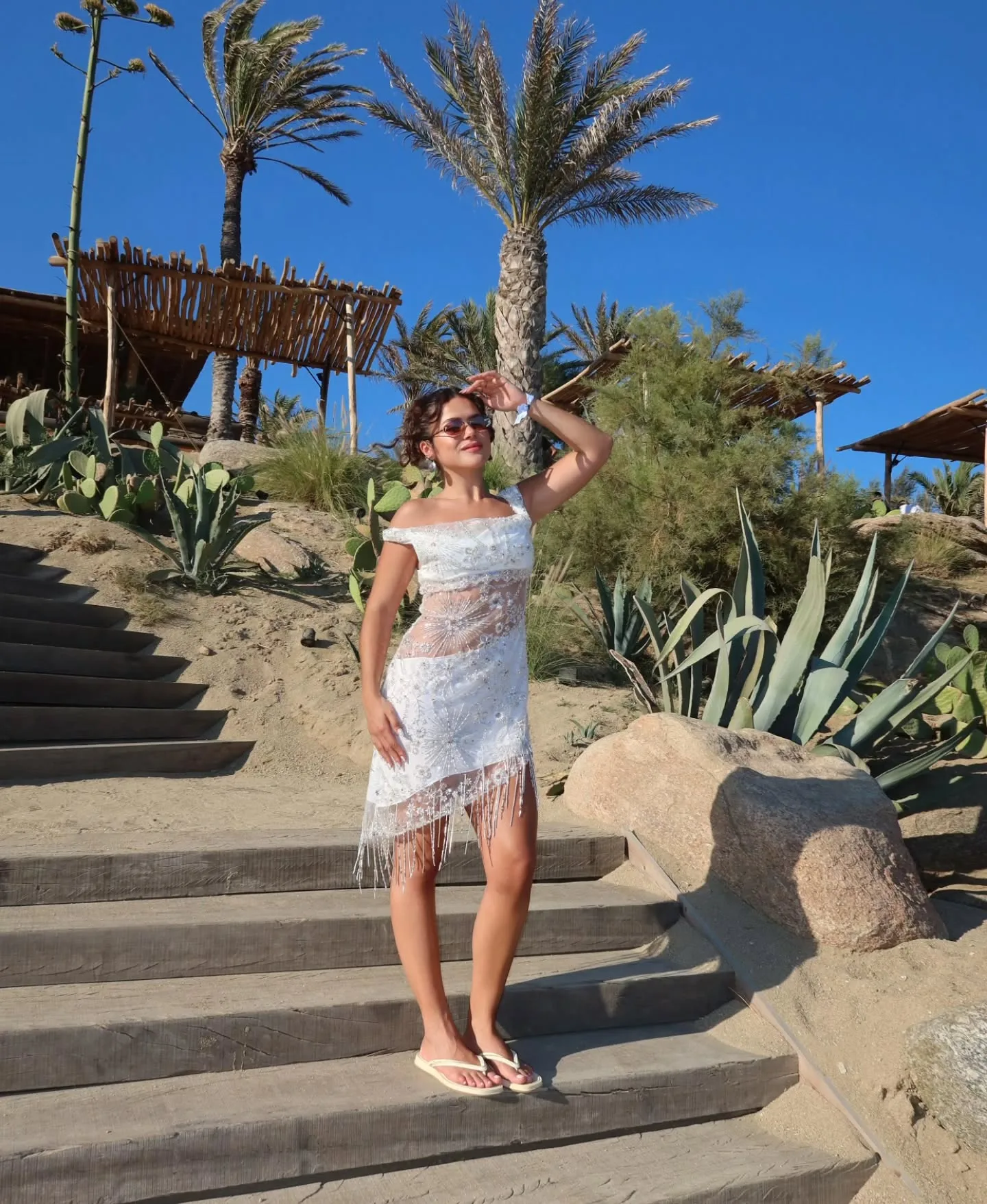 Maisa Silva na Grécia, com belo vestido branco 01