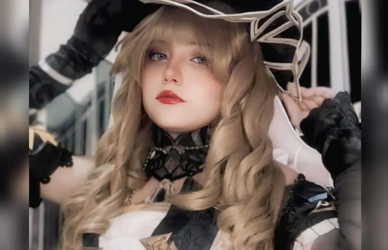 Belo cosplay da Navia, de Genshin Impact, da Isa Coelha