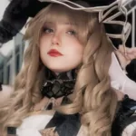 Belo cosplay da Navia, de Genshin Impact, da Isa Coelha