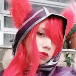 Xayah clássica, de League of Legends, da cosplayer brasileira Raven