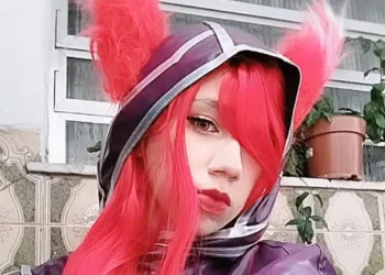 Xayah clássica, de League of Legnnds, da cosplayer brasileira Raven - capa