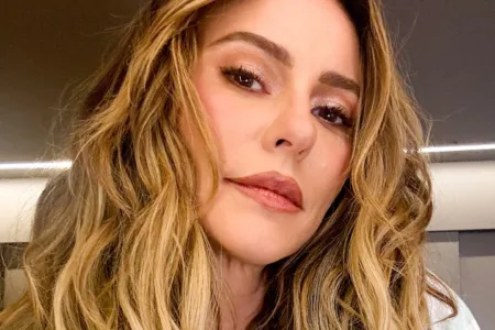 A atriz Paolla Oliveira - Foto capa 01