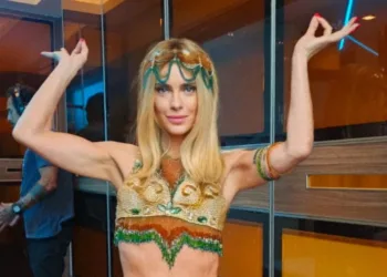 Carolina Dieckmmann vestida de odalisca - Novela Vale Tudo capa