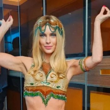 Carolina Dieckmmann divulga fotos de bastidores da Leila com roupa de odalisca Carolina Dieckmmann vestida de odalisca - Novela Vale Tudo capa