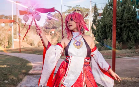 Nova foto dobelo cosplay da Yae Miko, de Genshin Impact, da Zayraf - capa