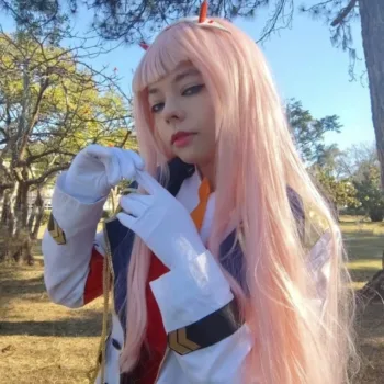 Belo cosplay da Zero Two, de Darling in the Franxx - Ana capa