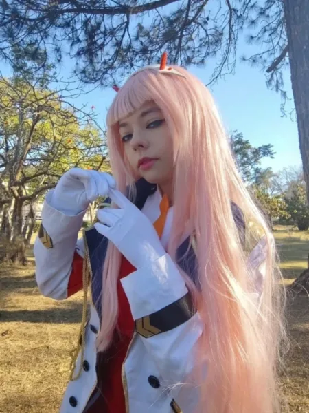 Belo cosplay da Zero Two, de Darling in the Franxx - Ana capa