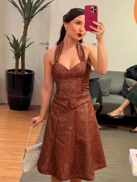 Êta Mundo Melhor: Larissa Manoela divulga mais fotos de bastidores com os looks da Estela! Bastidores da novela, com os looks da Larissa Manoela capa
