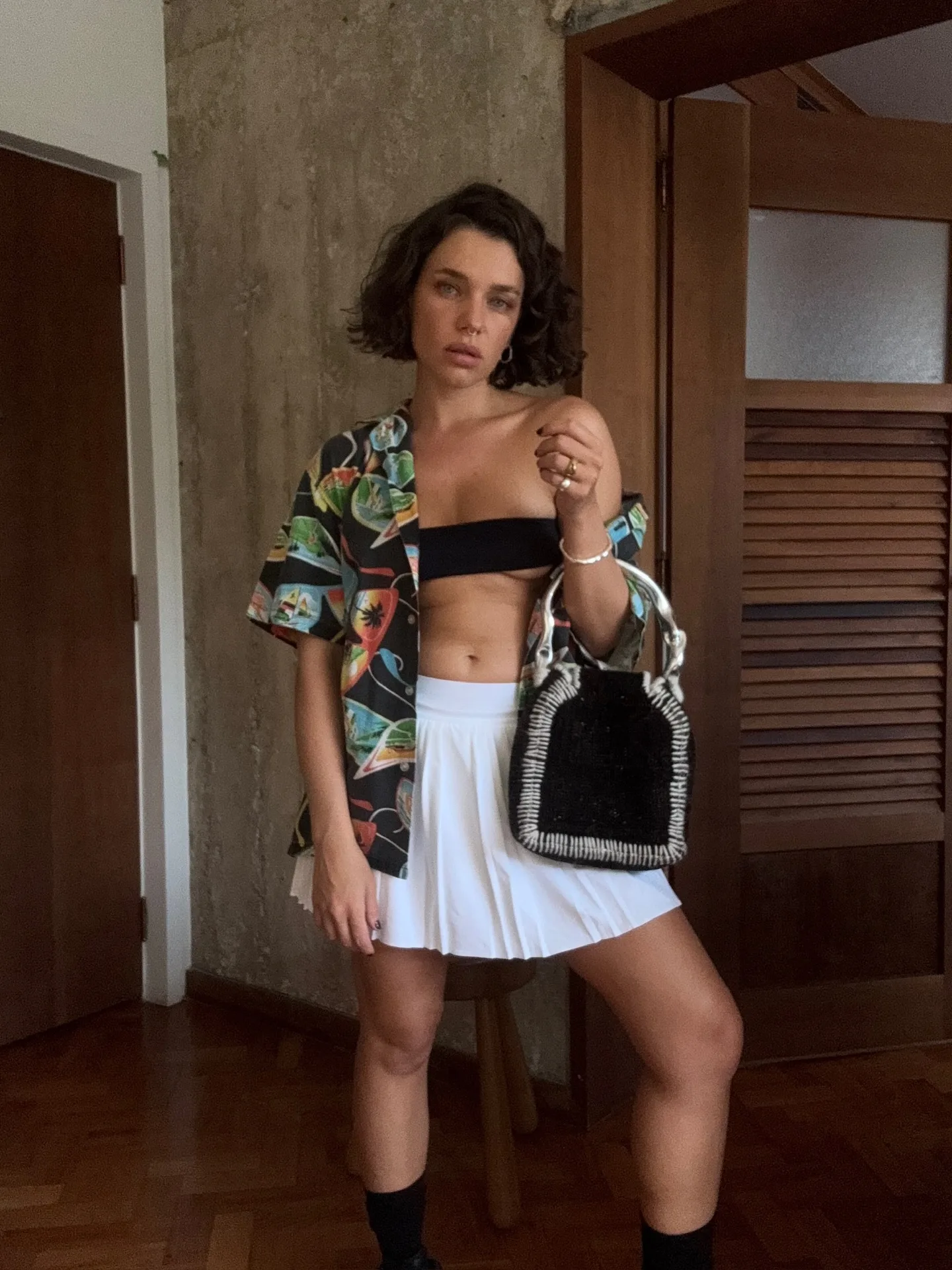 Bruna Linzmeyer usa top faixa e minissaia - Look foto 01