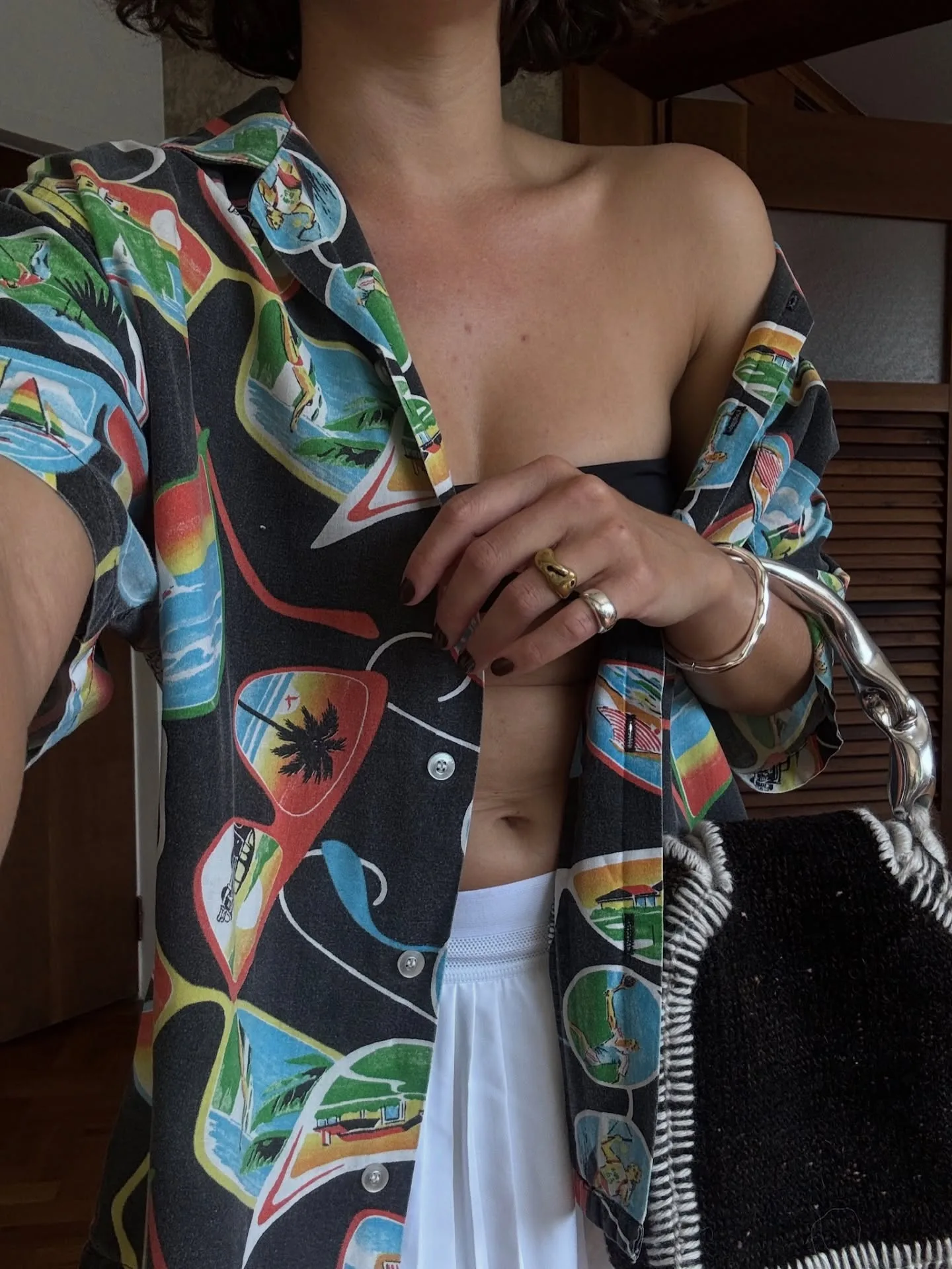 Bruna Linzmeyer usa top faixa e minissaia - Look foto 02