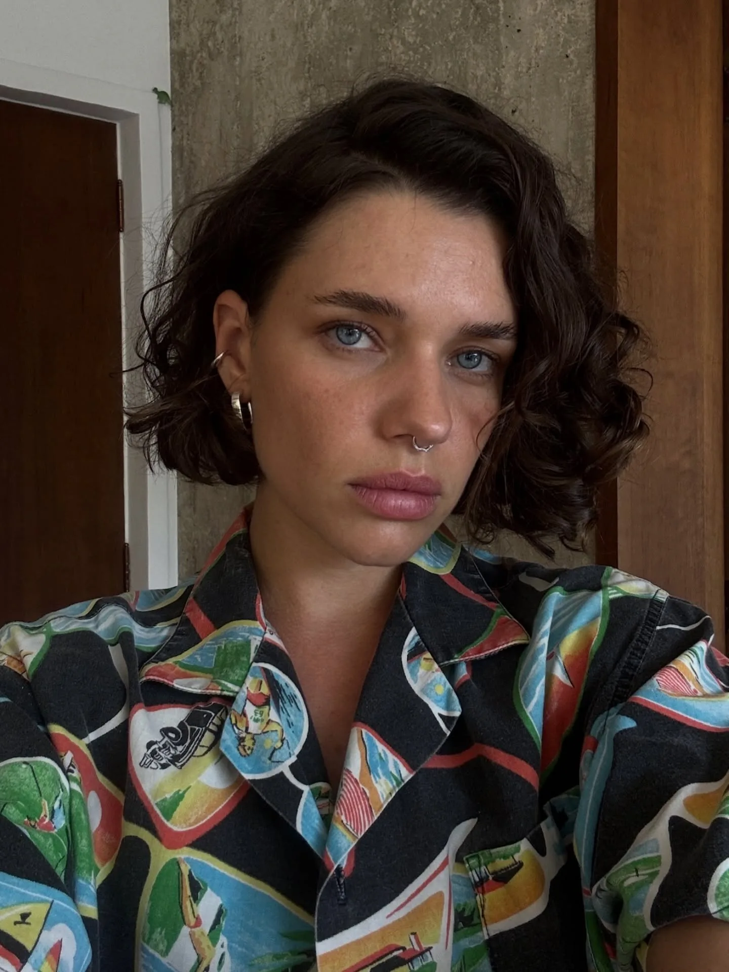 Bruna Linzmeyer usa top faixa e minissaia - Look foto 03