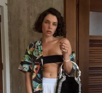 Bruna Linzmeyer usa top faixa e minissaia - Look foto capa