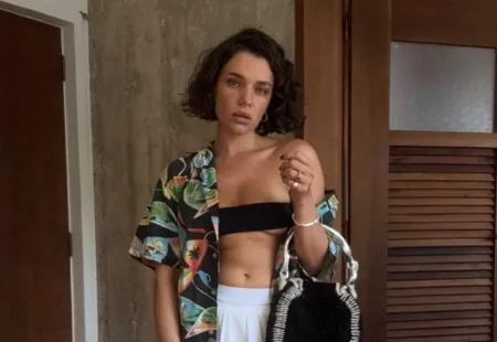 Bruna Linzmeyer usa top faixa e minissaia - Look foto capa