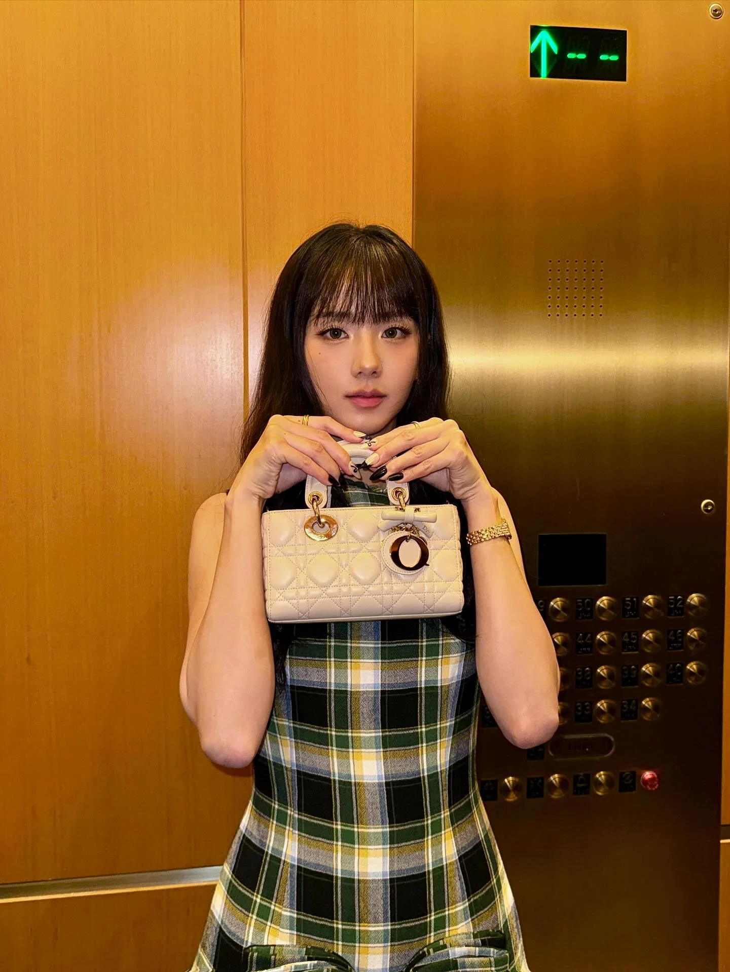 Jisoo, do Blackpink, com belo look que ela usou para a entrevista da Vogue Magazine - 06