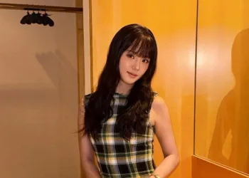 Jisoo, do Blackpink, faz entrevista para a Vogue e comenta mais sobre as Shumons e mais itens que ela leva na bolsa da Dior Jisoo-do-Blackpink-com-belo-look-que-ela-usou-para-a-entrevista-da-Vogue-Magazine-capa-002 16-11