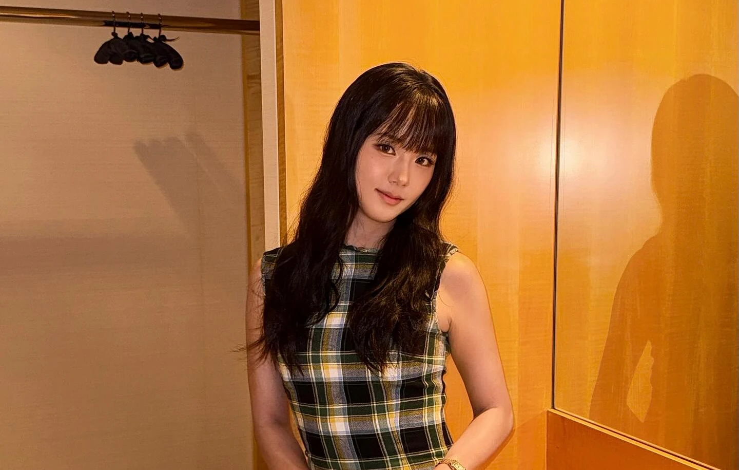 Jisoo, de Blackpink, da una entrevista para Vogue y comenta más sobre los Shumons y otros artículos que lleva en su bolso de Dior. Jisoo, do Blackpink, com belo look que ela usou para a entrevista da Vogue Magazine - capa