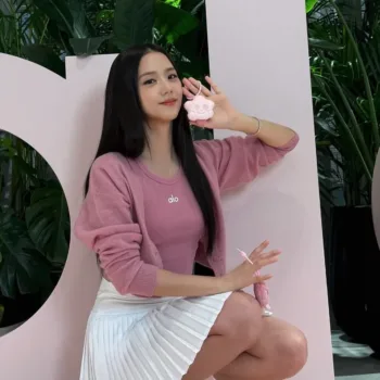 Veja Jisoo, do Blackpink, com belo look com blusa rosa e minissaia branca Jisoo-do-Blackpink-com-look-com-blusa-rosa-e-saia-plissada-branca-capa-0001