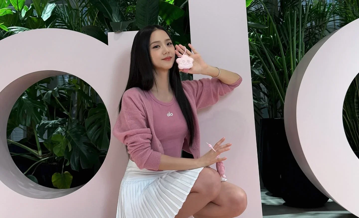 Jisoo-do-Blackpink-com-look-com-blusa-rosa-e-saia-plissada-branca-capa-0001