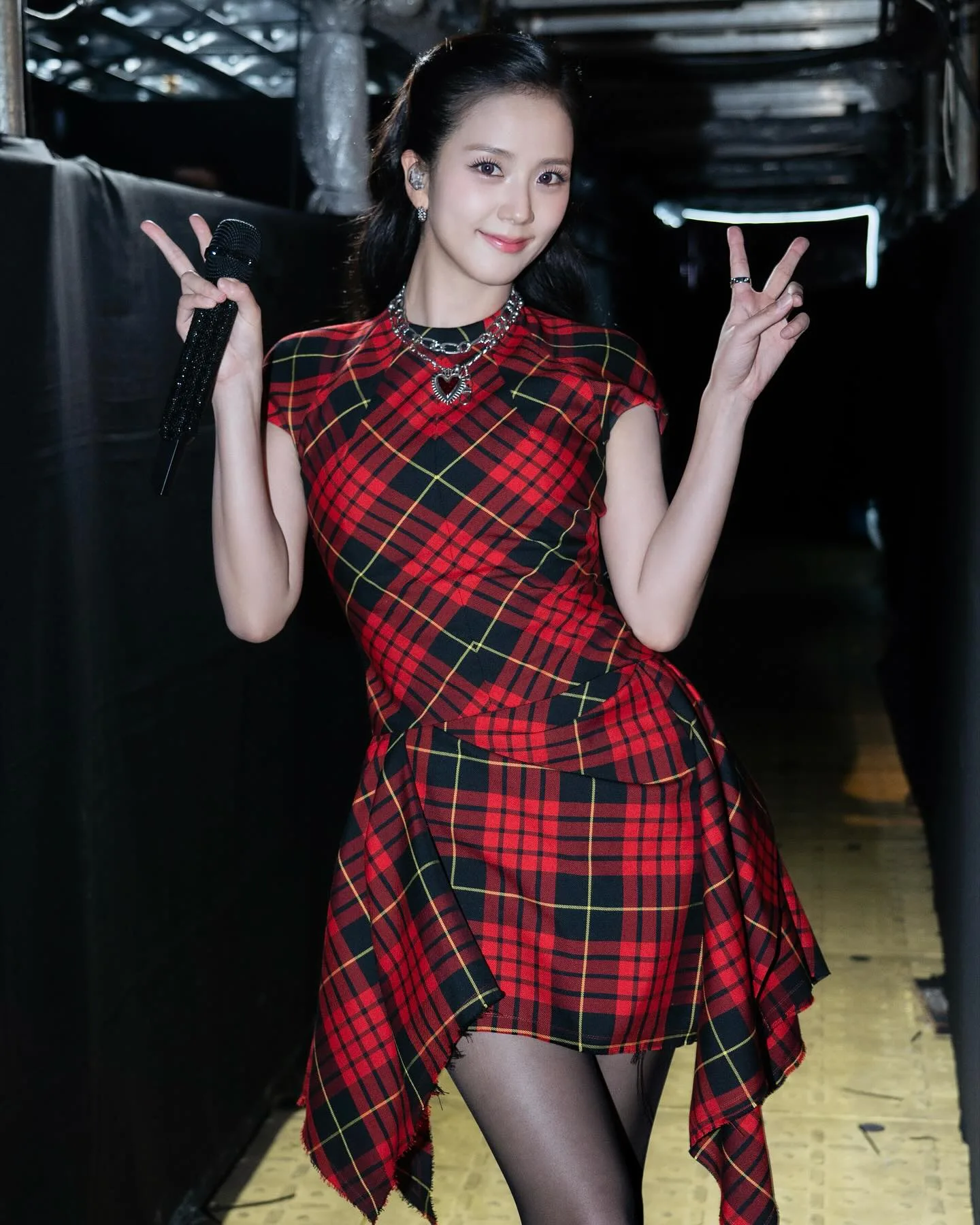 Jisoo, do Blackpink, com vestido vermelho e preto - 001