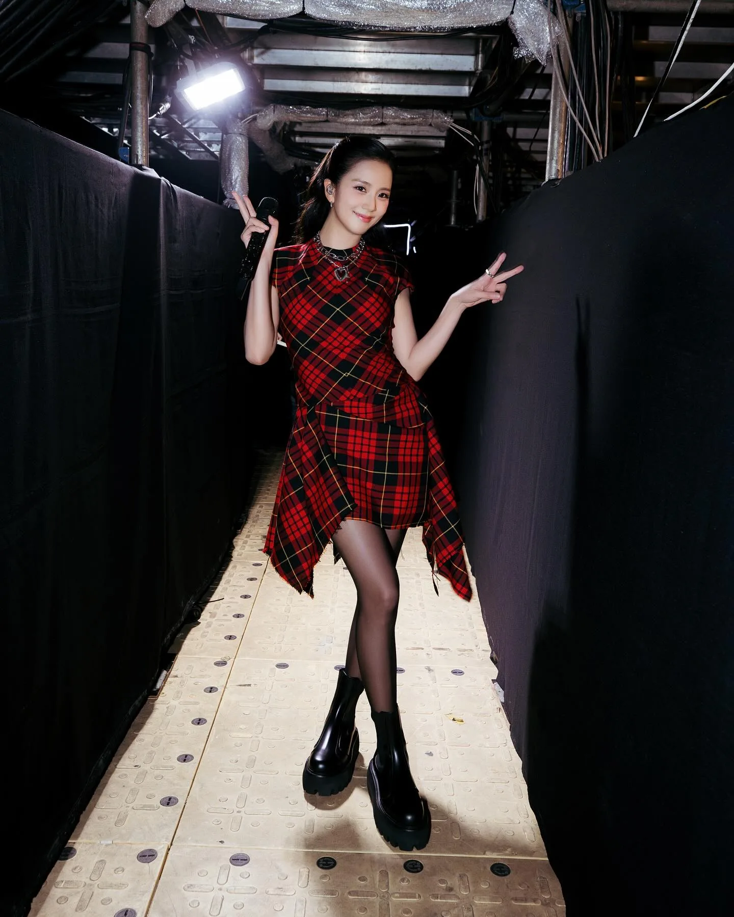 Jisoo, do Blackpink, com vestido vermelho e preto - 002