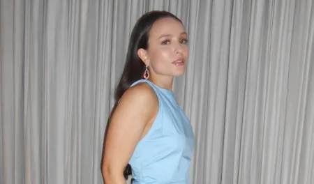 Larissa Manoela com vestido azul - Novembro de 2025 - capa