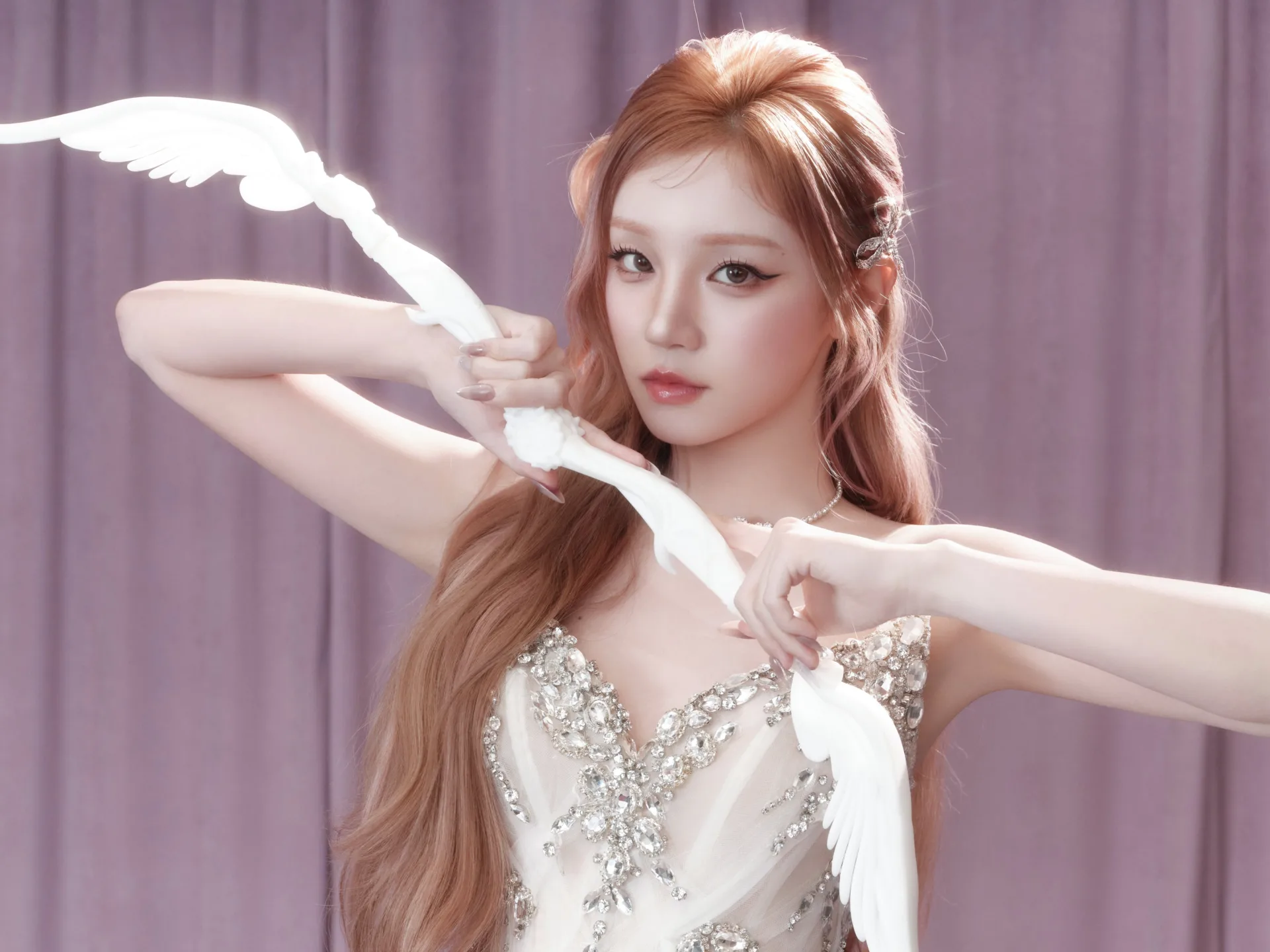 Yuqi, do i-dle, usa belo vestido branco em evento (SNS Updates) 01