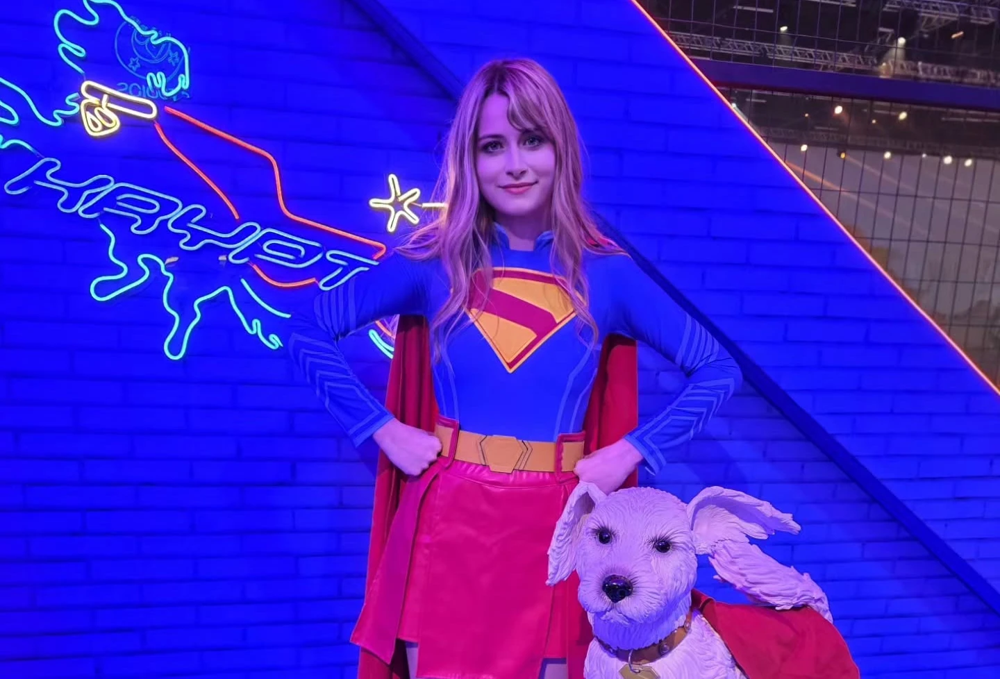 CCXP 2025: Veja o belo cosplay da Supergirl, da Sora Belo cosplay da Supergirl na CCXP 2025 - Sora capa