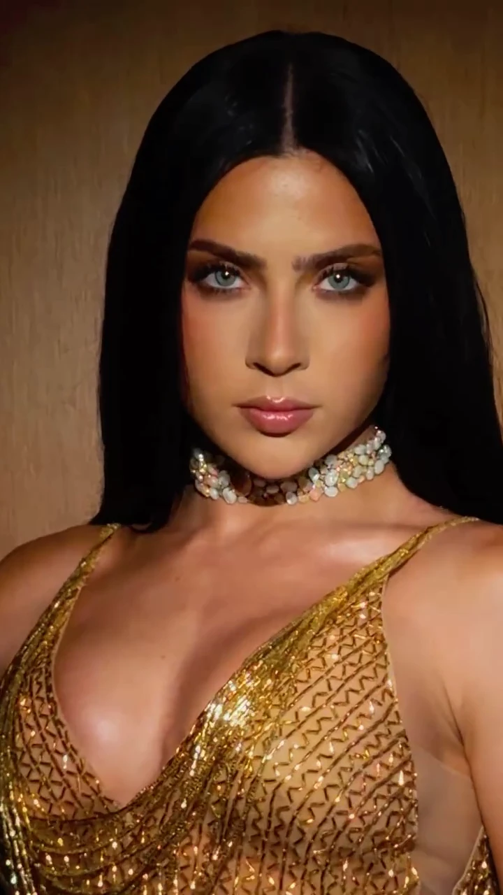 Jade Picon com vestido dourado 01