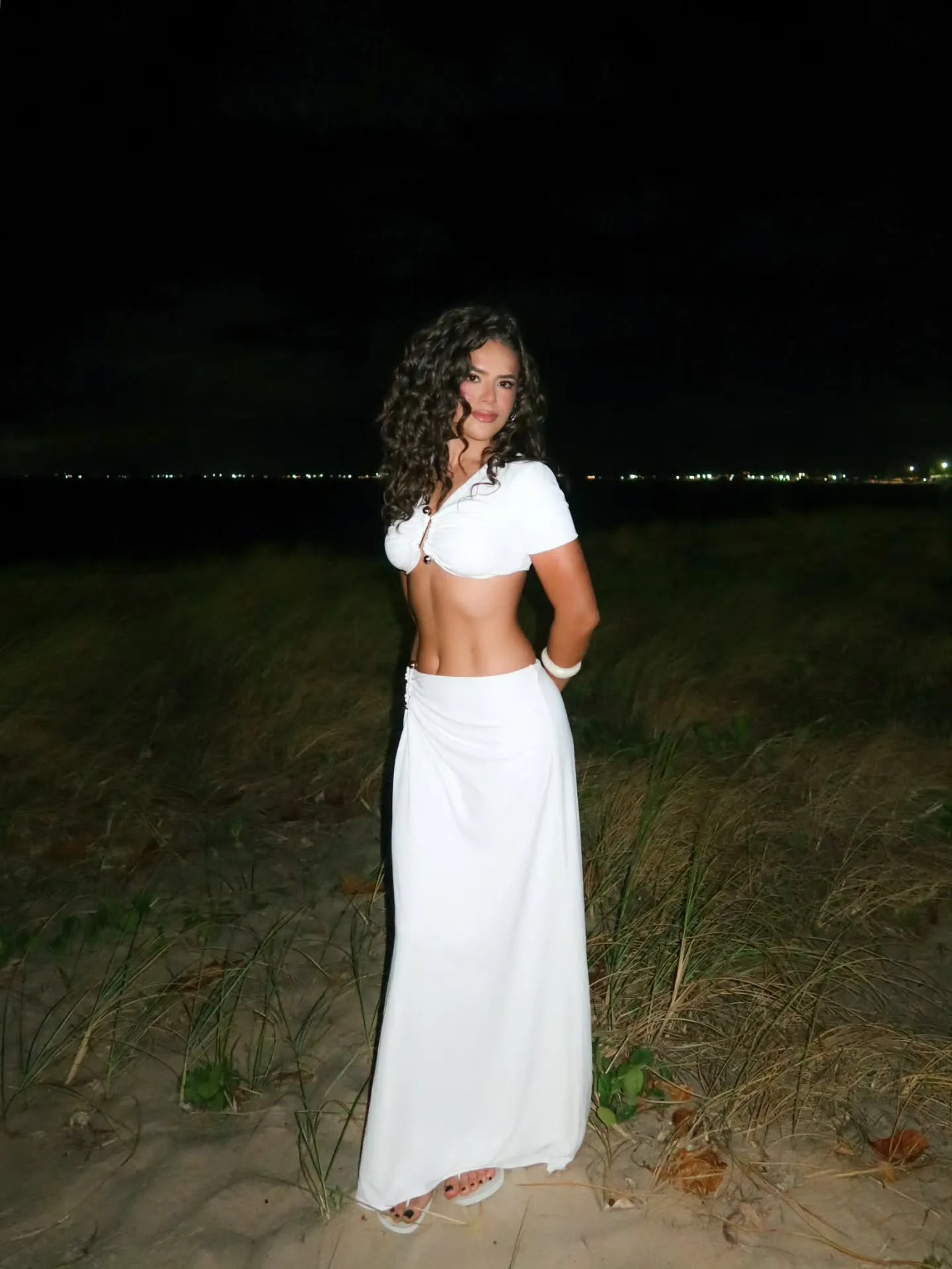 Maisa Silva com top e saia branca - Final de 2025 - 001