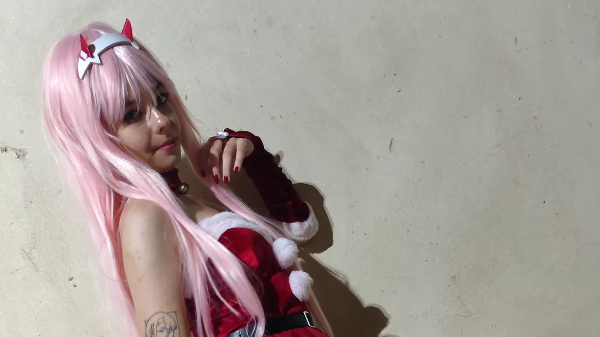 Zero Two, de Darling in the Franxx, ganha belo cosplay natalino da Ana Zero Two Natalina Cosplay - capa 01