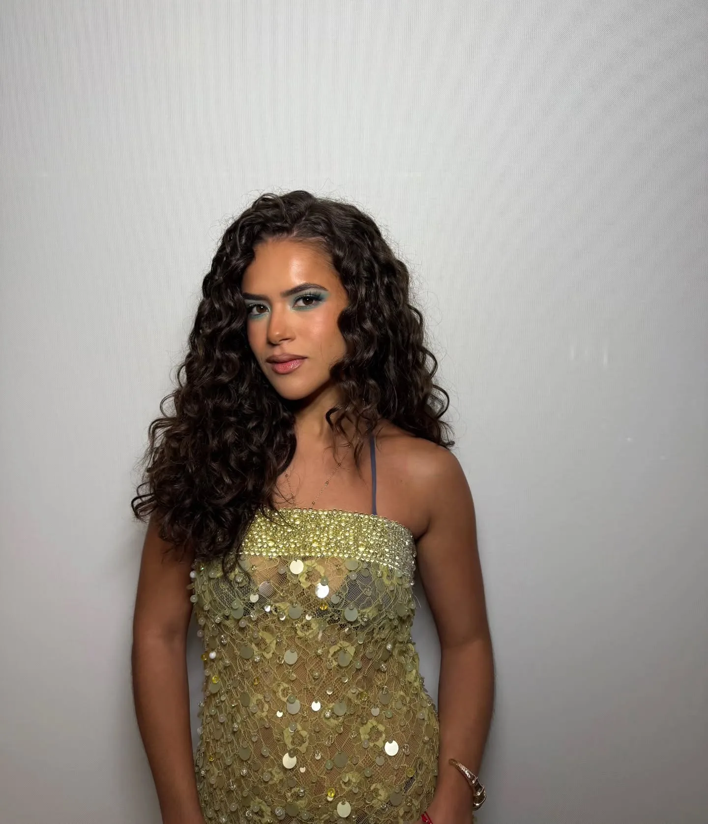 Maisa Silva com belo vestido dourado - Início de 2026 - 002