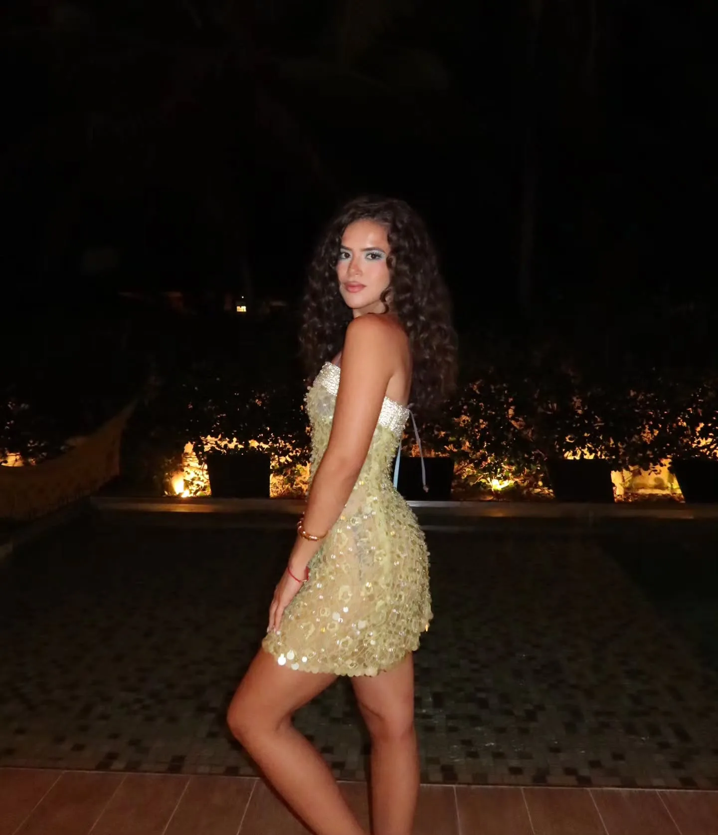 Maisa Silva com belo vestido dourado - Início de 2026 - 005