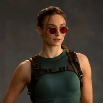 Sophie Turner como Lara Croft capa